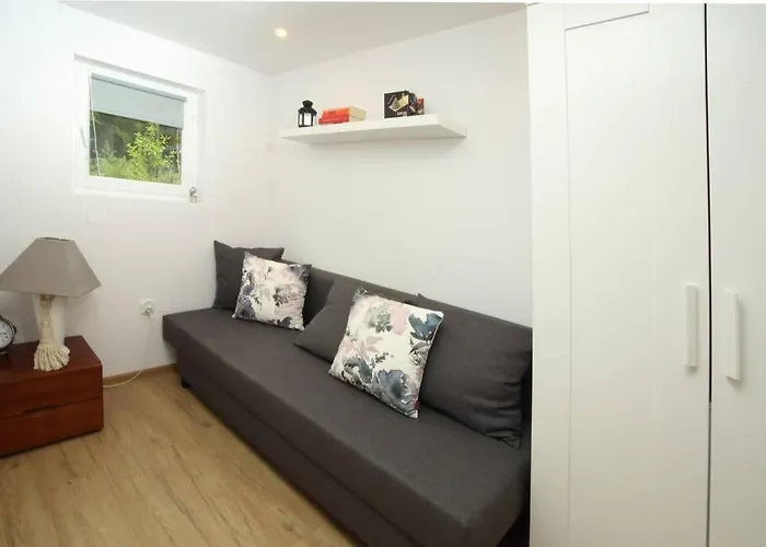 Drewniany Nad Jeziorem W Sitnie Sitno (Pomerania)